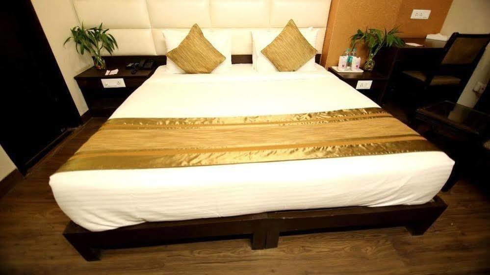 גאזיאבאד Oyo 1227 Hotel Rousha Inn מראה חיצוני תמונה